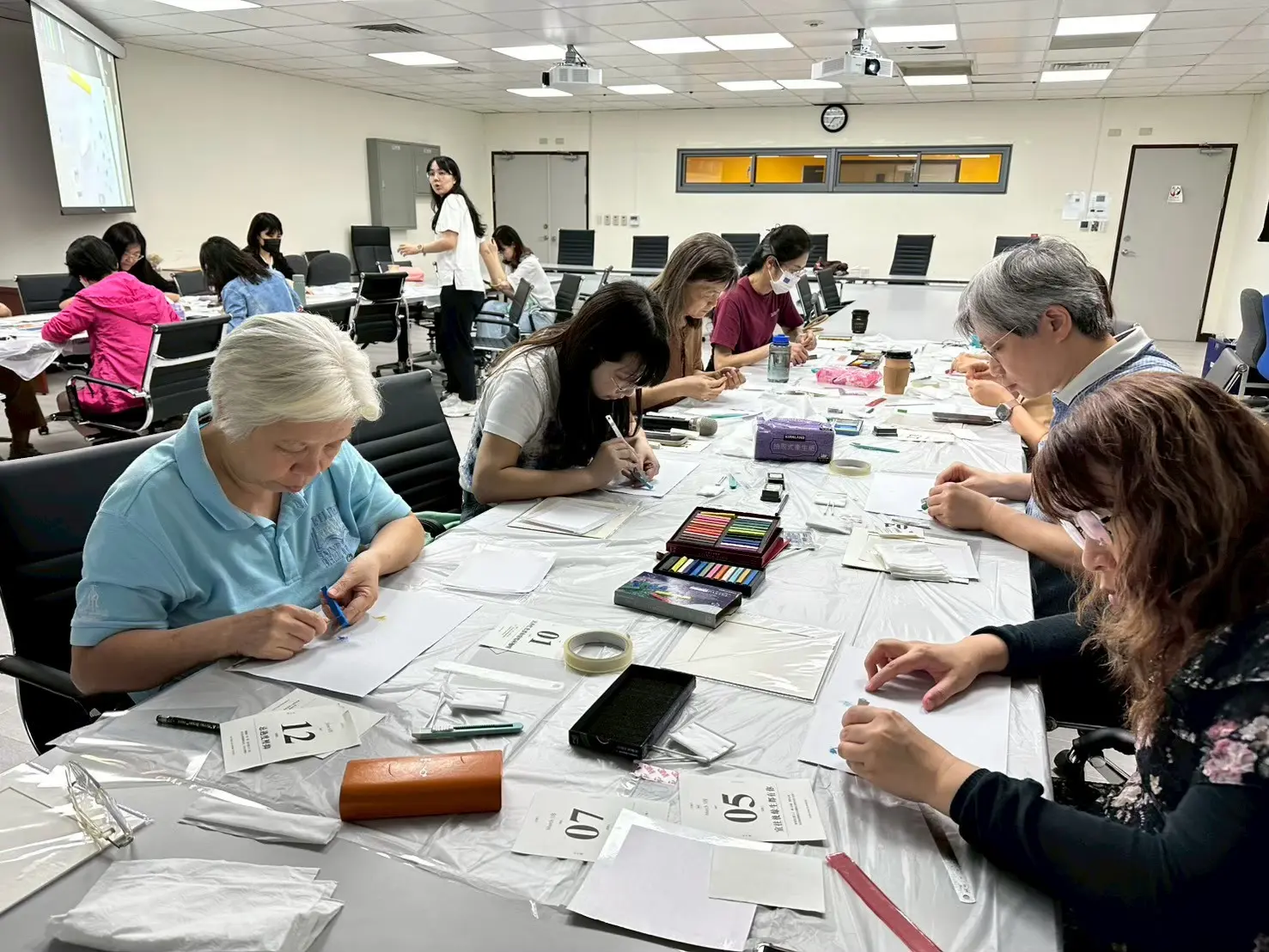 輔仁大學老師們專心進行和諧粉彩創作