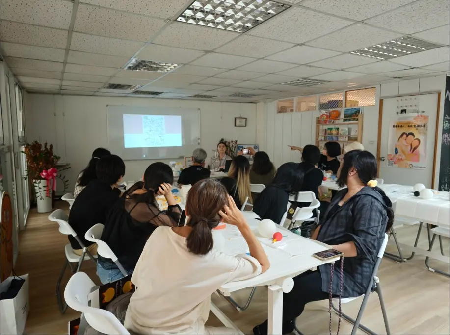 學員專心聆聽酒精墨水月球燈工作坊的情緒覺察引導