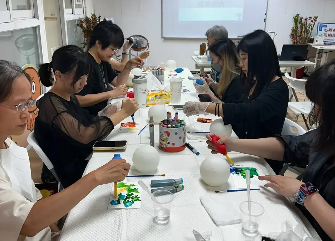 學員在酒精墨水月球燈工作坊進行 A5 暈染練習