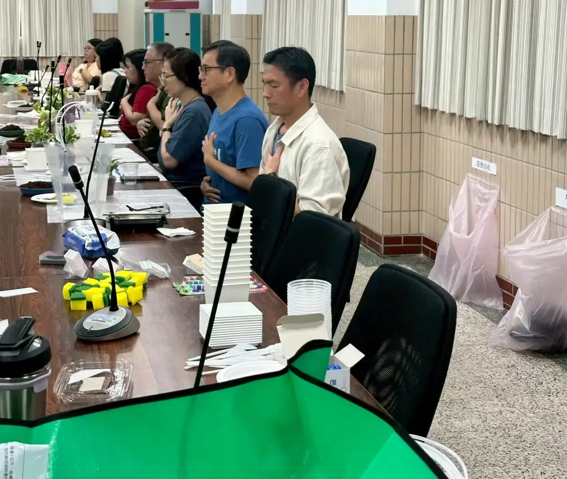 園藝治療工作坊開場，老師們手放胸口進行呼吸靜心