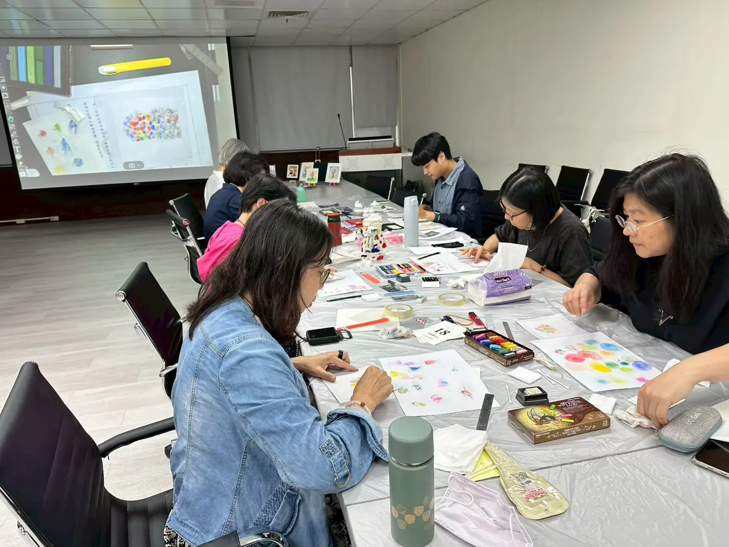 輔仁大學和諧粉彩工作坊老師們分享作品