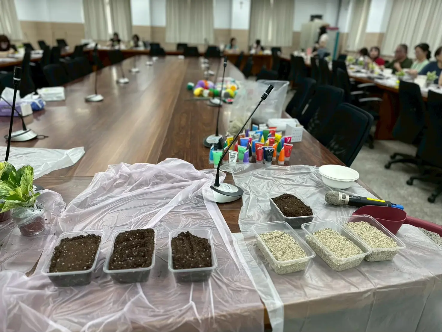 園藝療育課程使用的泥炭土、發泡煉石等種植介質