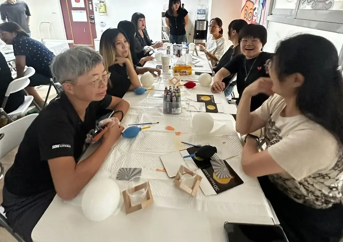 學員在酒精墨水月球燈工作坊中準備創作