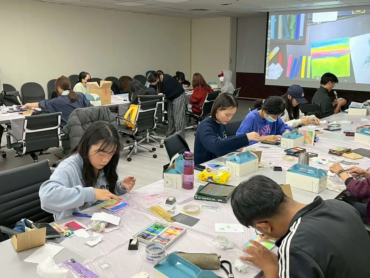 輔仁大學學生專心進行和諧粉彩體驗