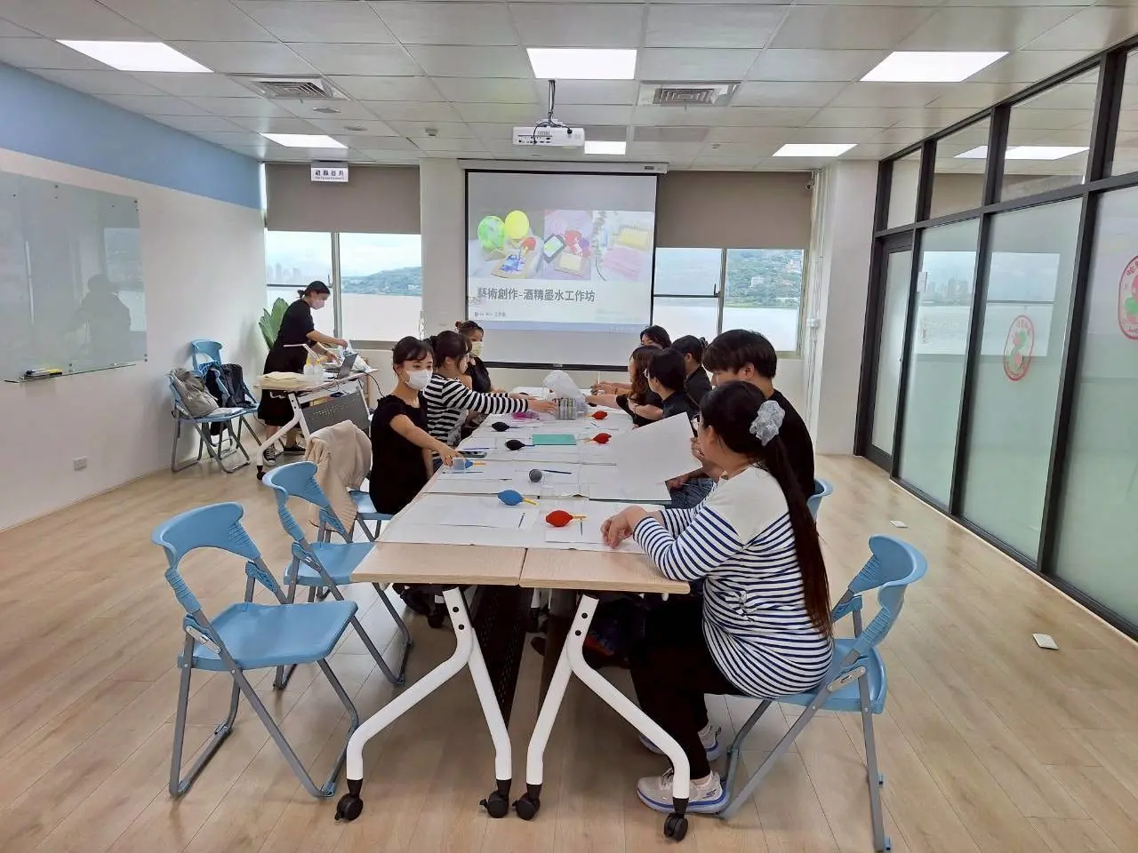 助人工作者在新北市淡水區社區心理衛生中心的教室參加紓壓工作坊