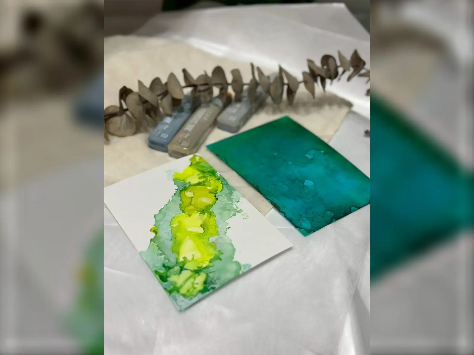 酒精墨水在專用紙上流動,形成綠色與黃色的暈染紋理