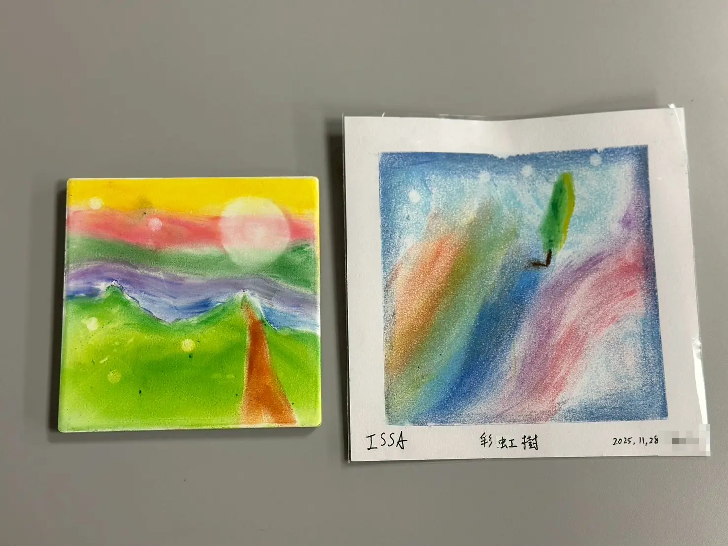 學生的和諧粉彩體驗作品：15×15 彩虹樹與自由創作的吸水杯墊