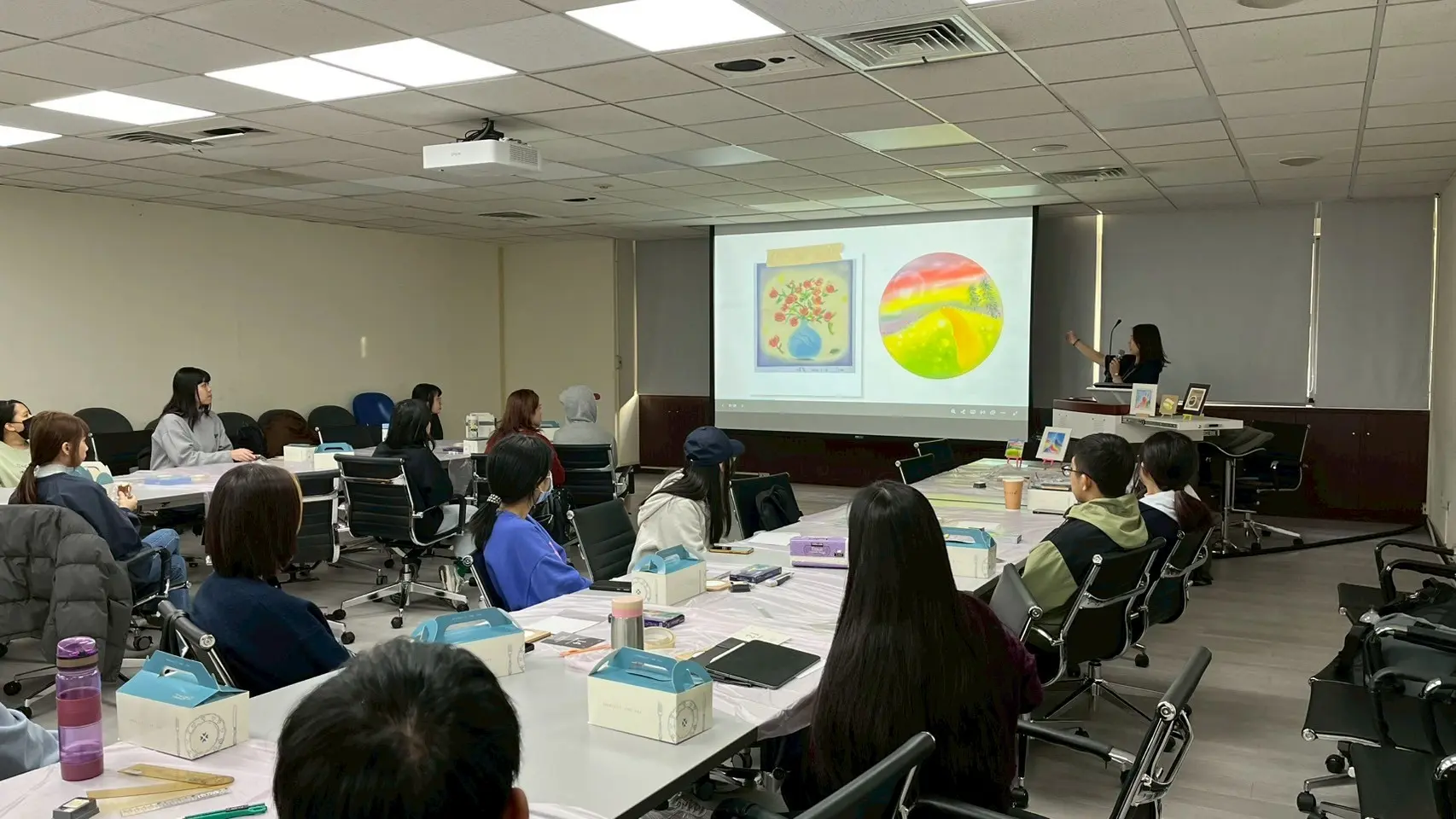 Issa 老師在輔仁大學學生場講解和諧粉彩作品