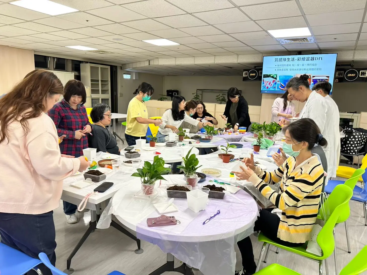 關渡醫院護理師與社工師參加彩繪盆栽活動