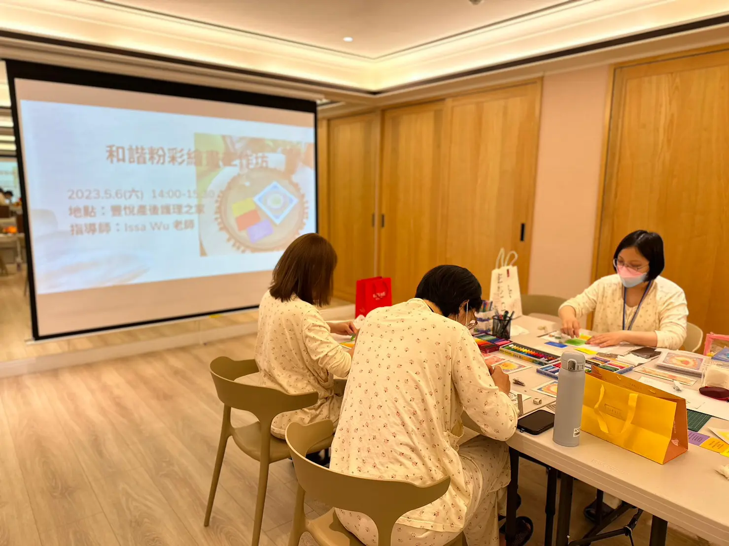 豐悅產後護理之家的媽媽們參加和諧粉彩繪畫工作坊