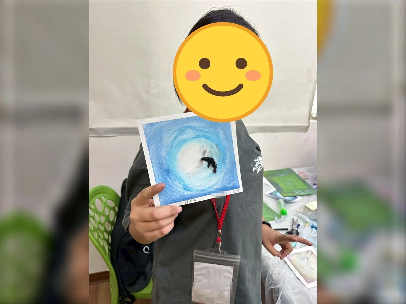 孩子展示兒童暑期繪畫課程完成的和諧粉彩作品「海中央」
