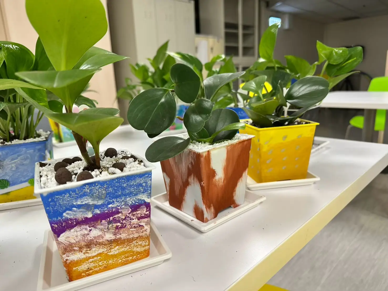 不同畫風的彩繪盆栽:油畫風堆疊與大地色系盆器