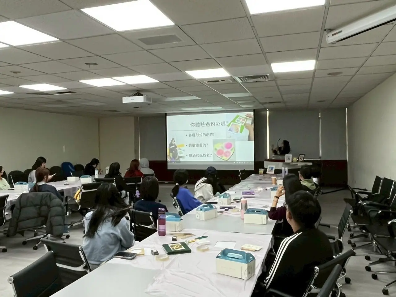 和諧粉彩體驗課程尾聲，Issa 老師與學生分享