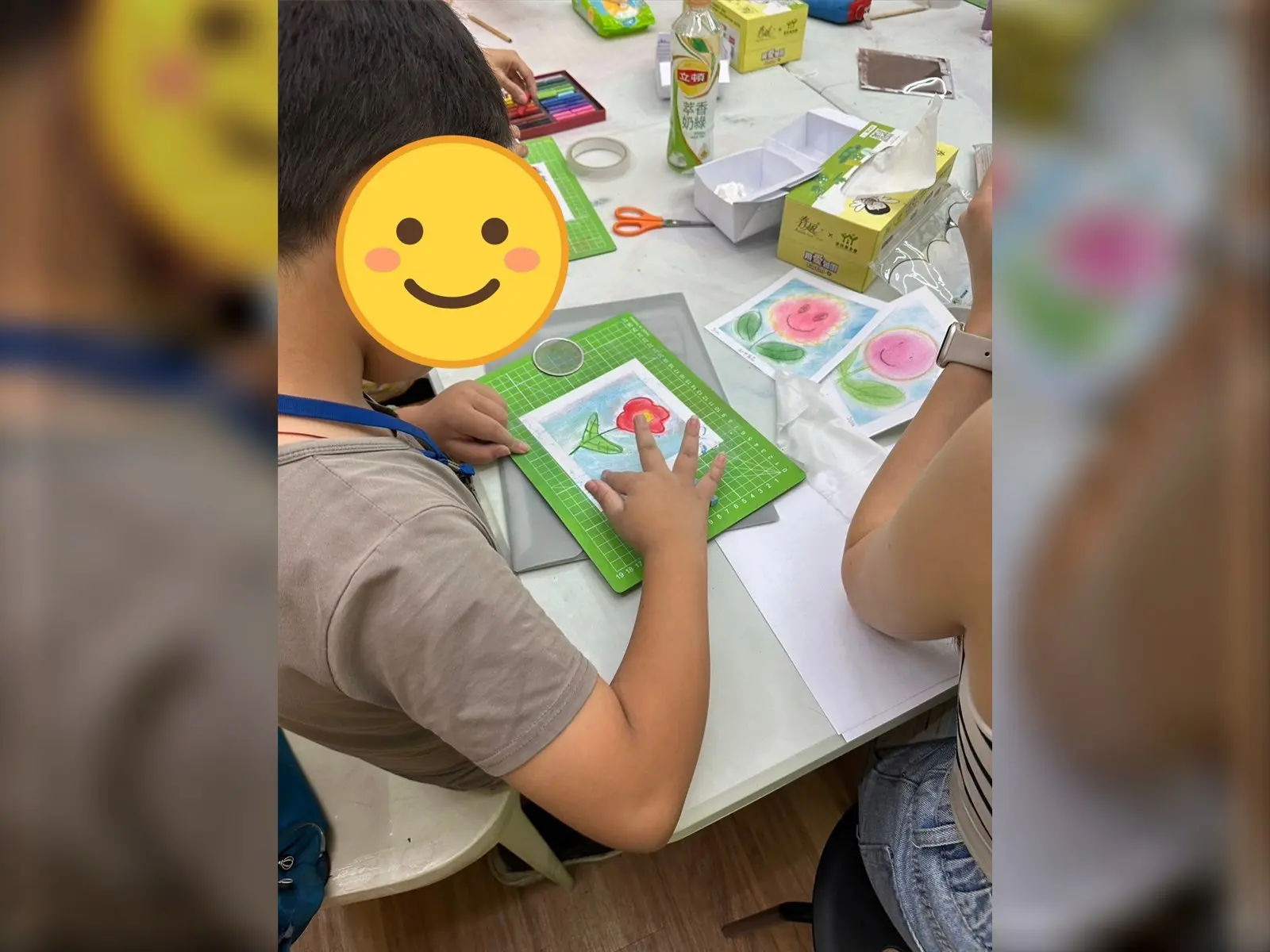 孩子在兒童暑期繪畫課程用和諧粉彩畫心中的花