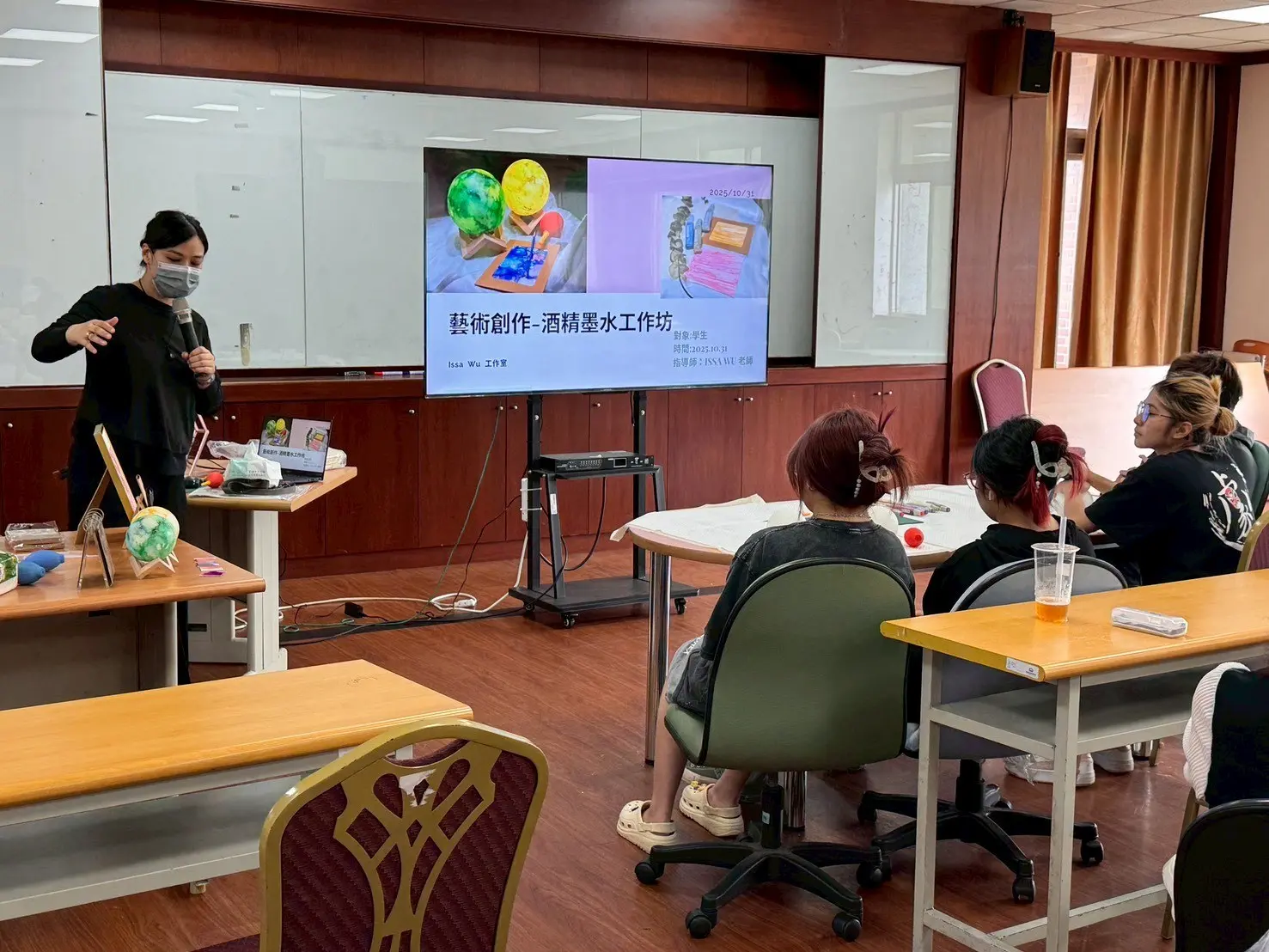 Issa 老師在黎明技術學院講解酒精墨水工作坊