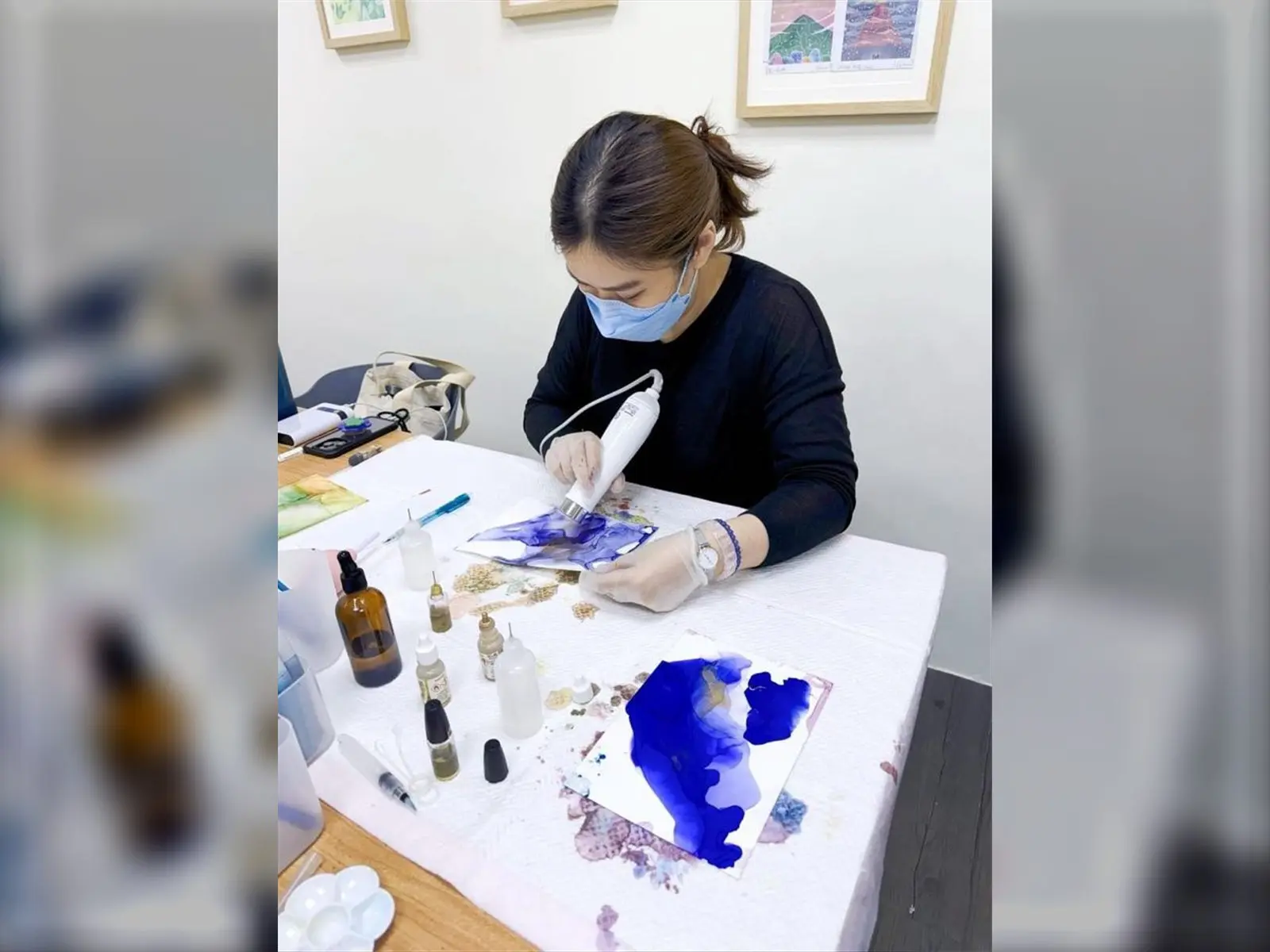 Issa 老師戴手套在專用紙上示範酒精墨水畫