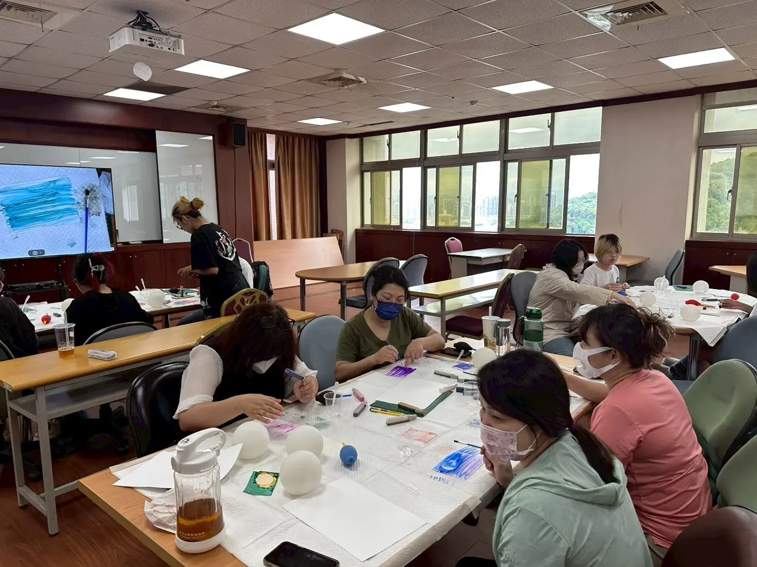 酒精墨水工作坊在寬敞通風的教室進行