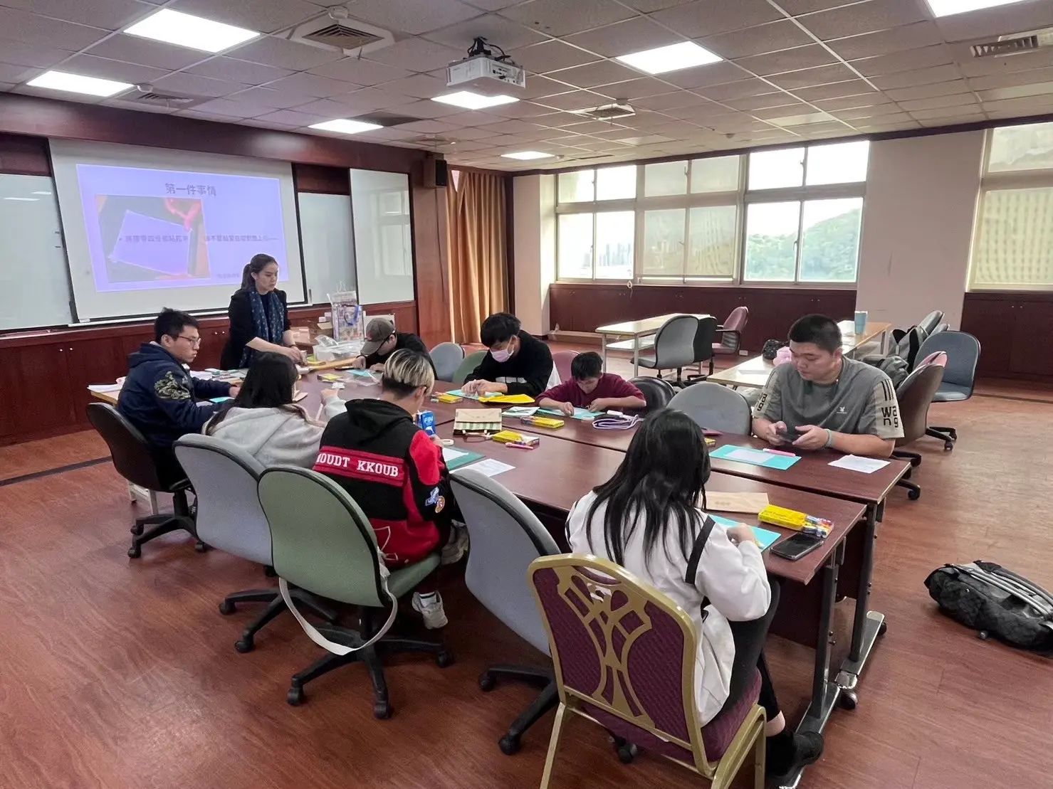 學生在教室裡上和諧粉彩課