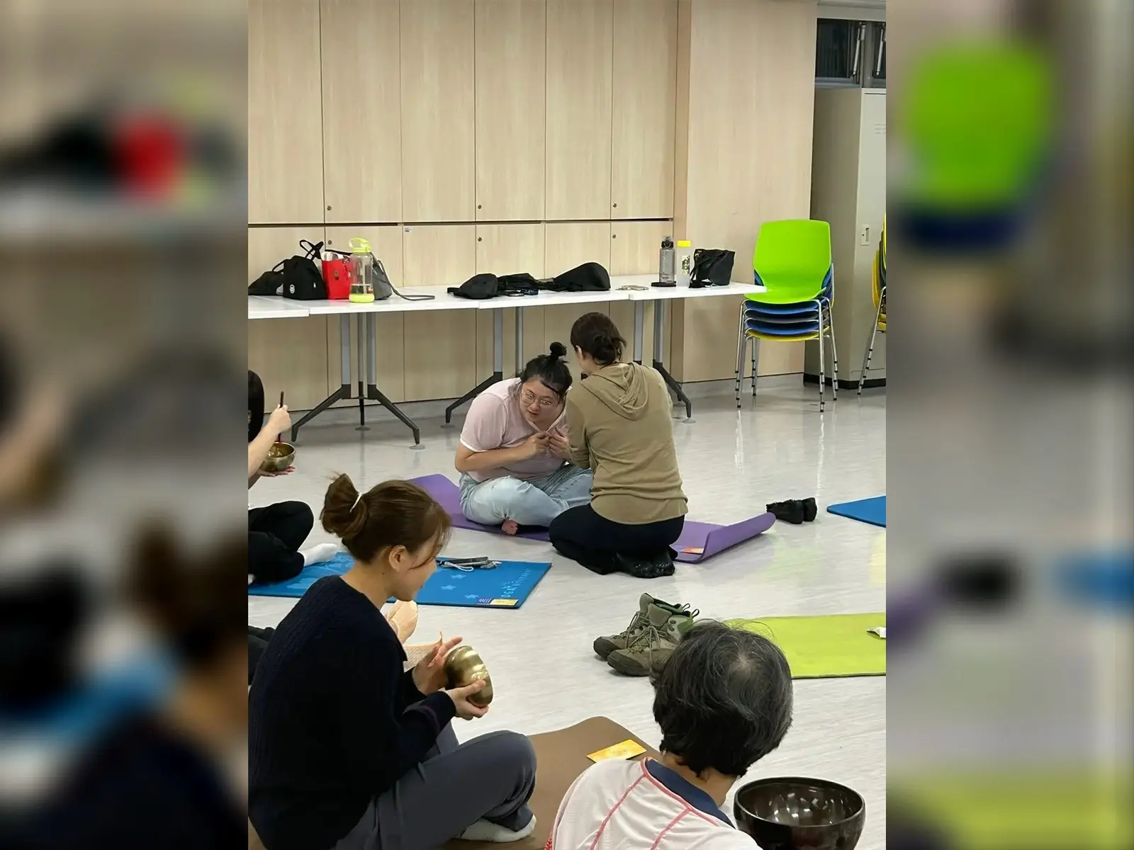 學員在頌缽音療課程中學習敲擊與磨缽