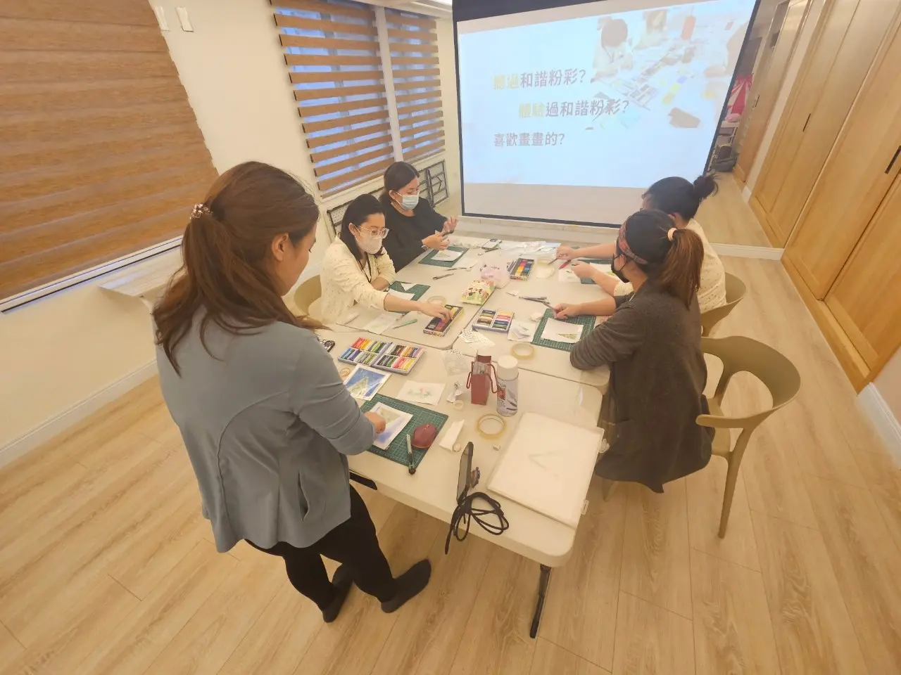 Issa 老師在豐悅月子中心指導學員畫和諧粉彩