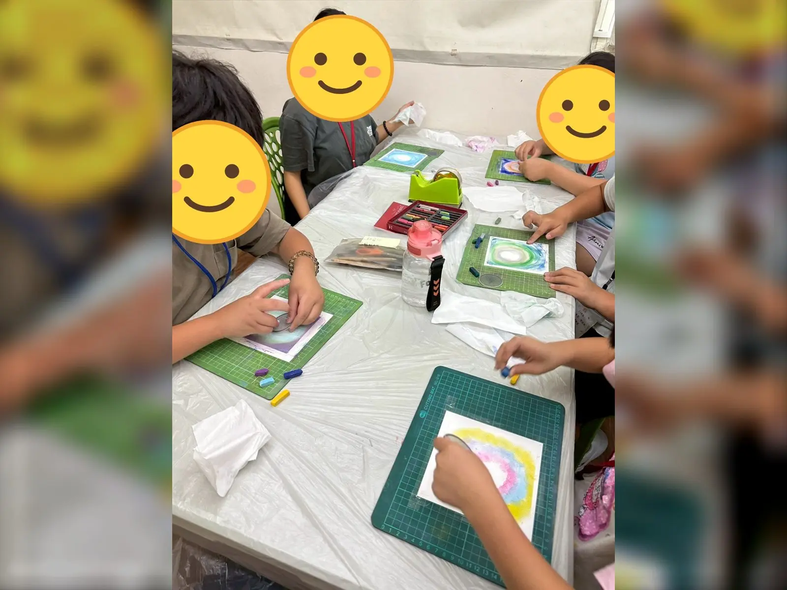 孩子在兒童暑期繪畫課程用同心圓畫和諧粉彩