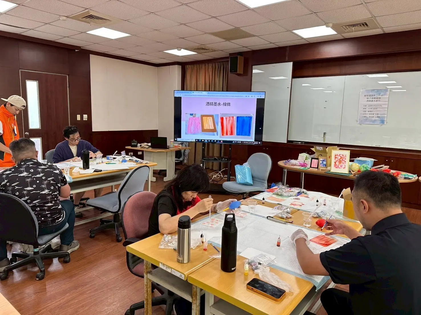 酒精墨水工作坊上課情形,學員在教室裡創作