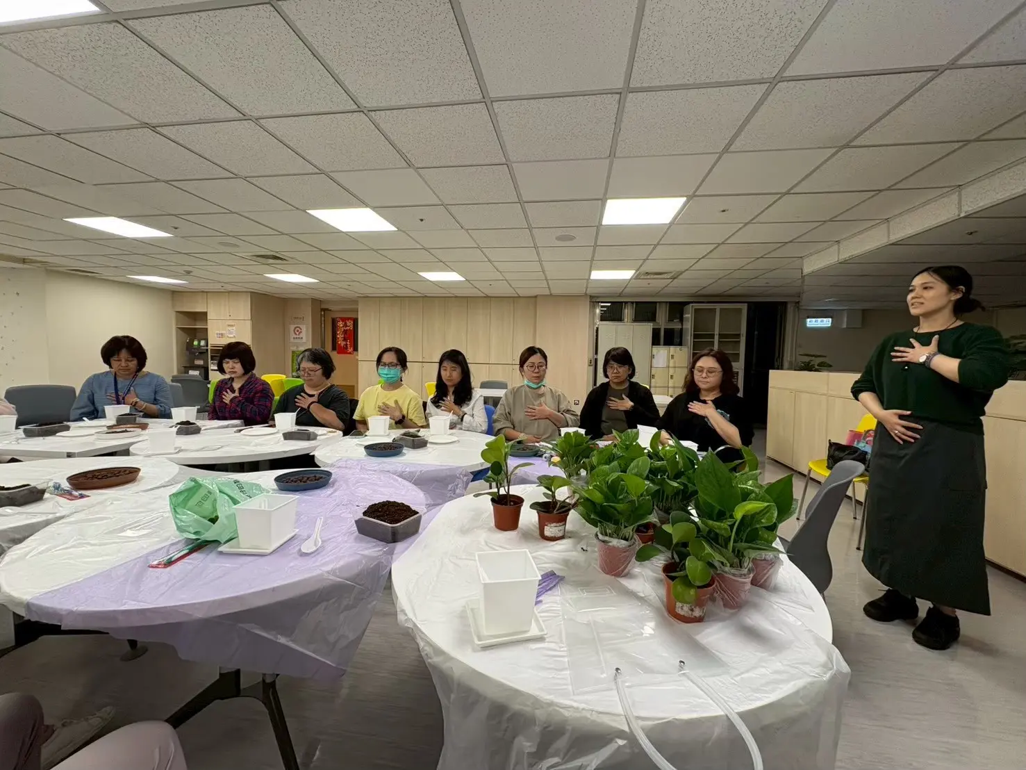 彩繪盆栽活動開始前,Issa 老師帶護理師與社工師做呼吸練習