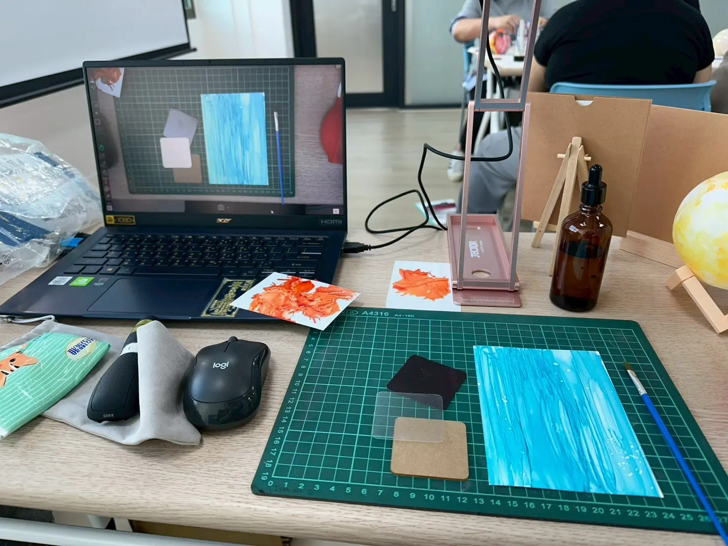 酒精墨水工作坊桌上的工具與暈染作品