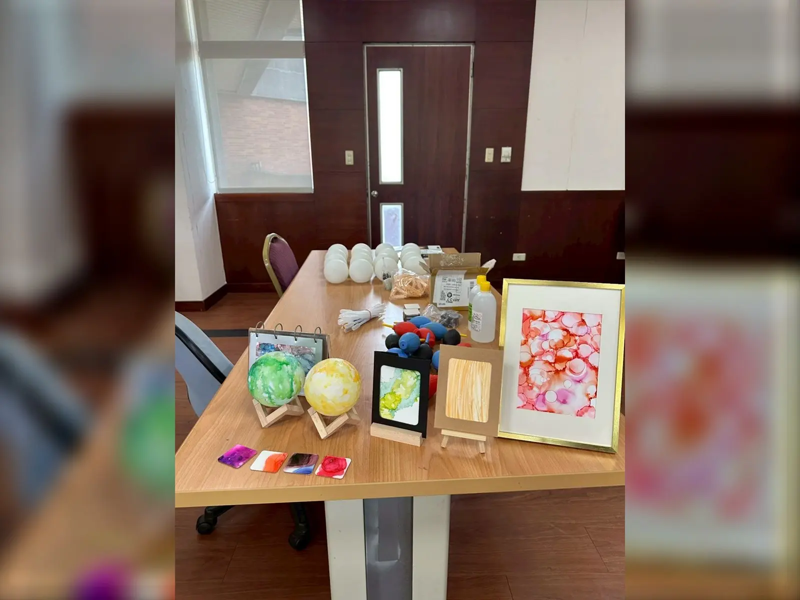 酒精墨水工作坊桌上展示的作品與材料