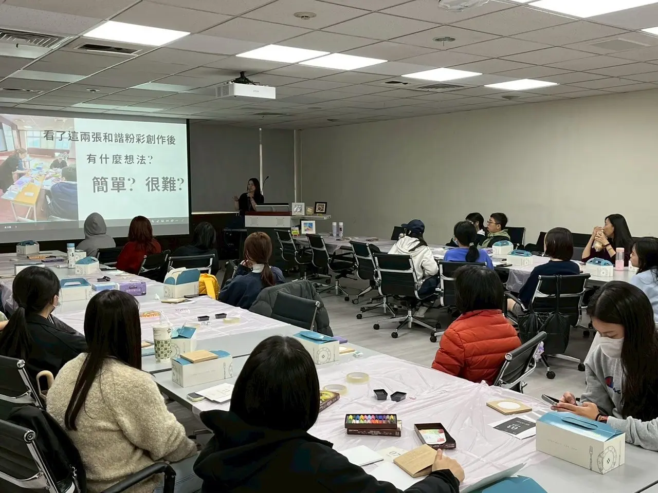 輔仁大學學輔中心和諧粉彩體驗現場，學生在會議室創作